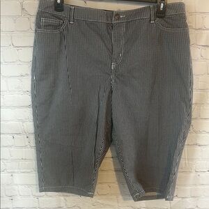 Woman’s Croft & Barrow Black and White Checkered Capris. Stretch